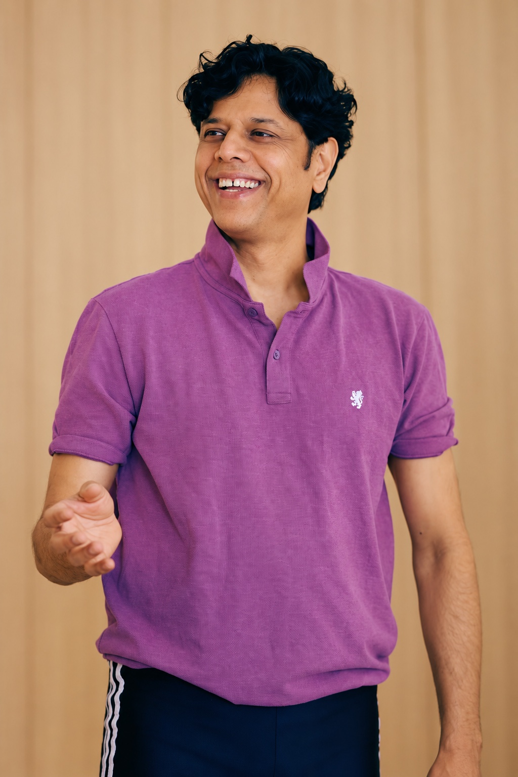 Pankaj lächelt während des Yogaunterrichts